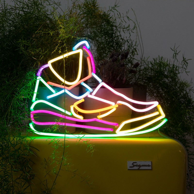 Sneaker by Yoni Alter, Zeichen aus Neon-LEDs